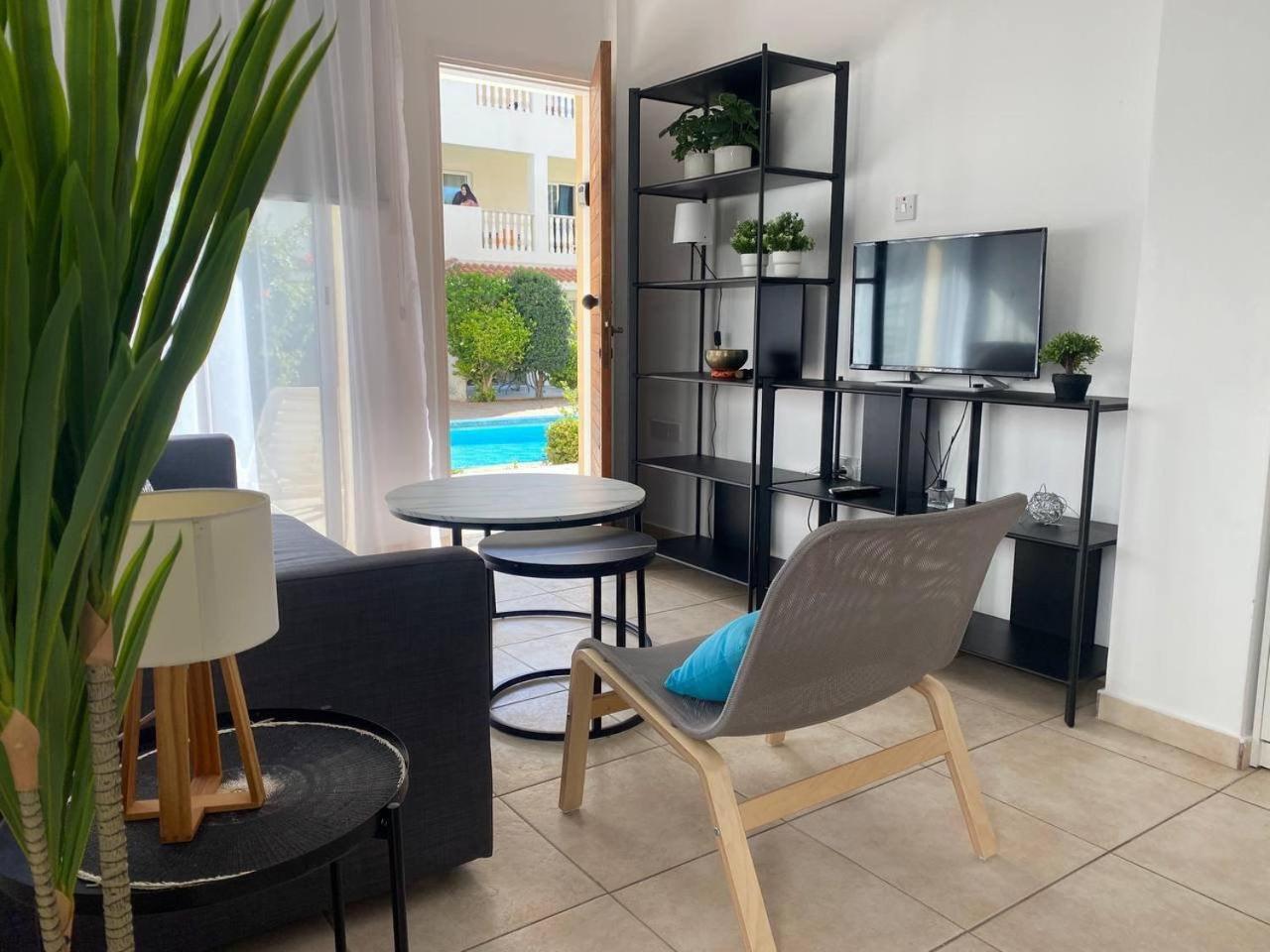 Beautiful One Bed Apartment In Paphos Bagian luar foto