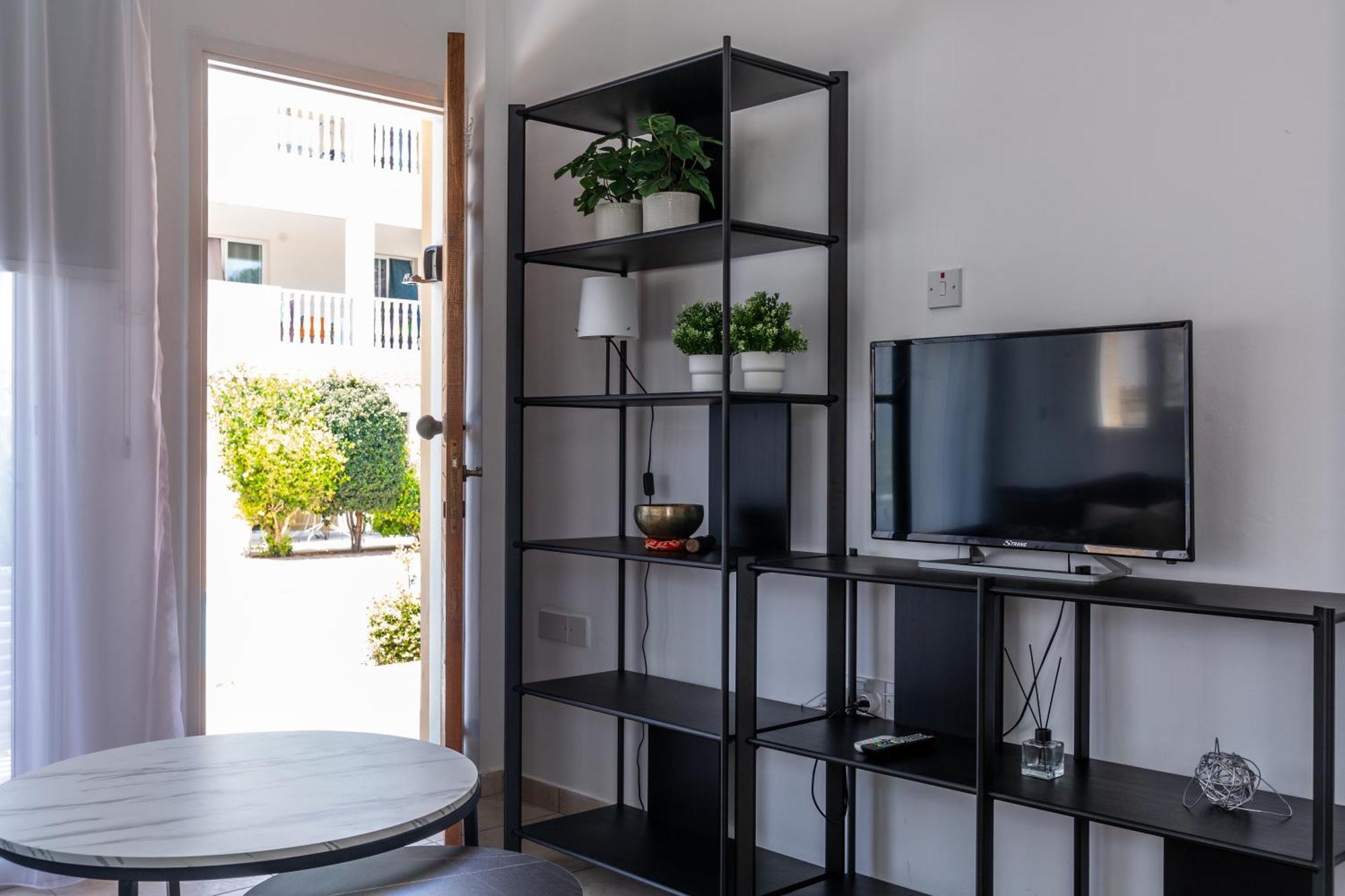 Beautiful One Bed Apartment In Paphos Bagian luar foto
