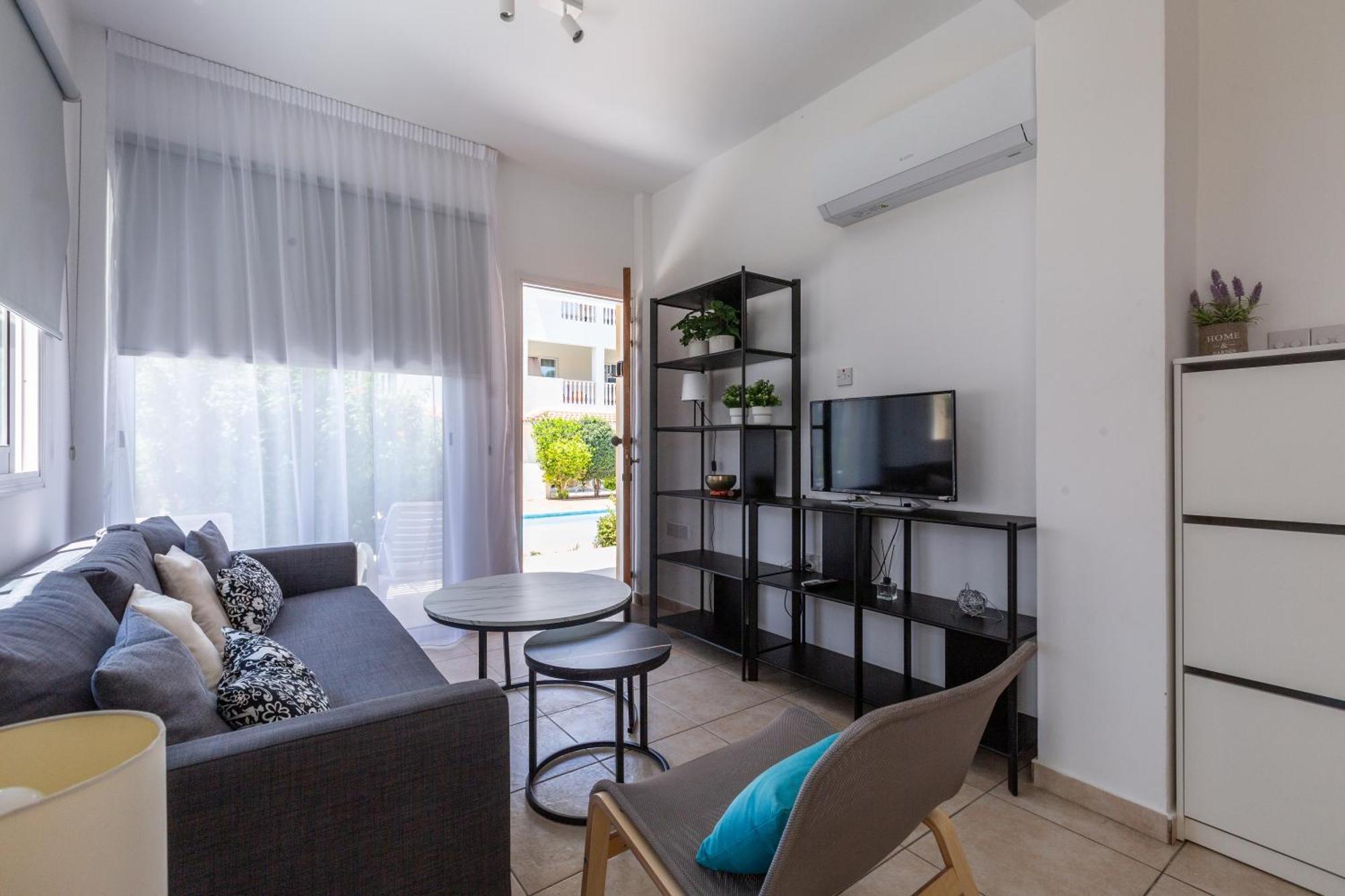 Beautiful One Bed Apartment In Paphos Bagian luar foto